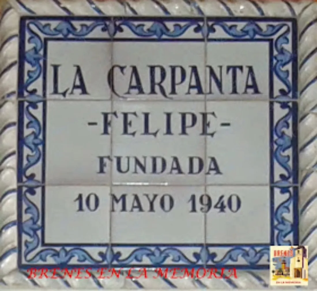 Azulejo de cerámica con cenefa azul y letras azules que dice: La Carpanta, Felipe, fundada 10 mayo 1940.