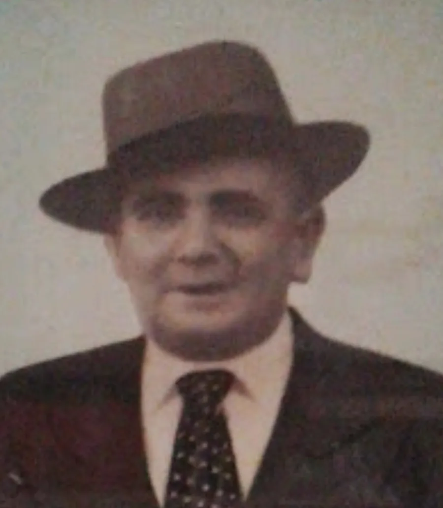 Retrato de Manuel Navarro Canelo, hombre de mediana edad con sombrero de ala, traje oscuro y corbata, mirando a la cámara.